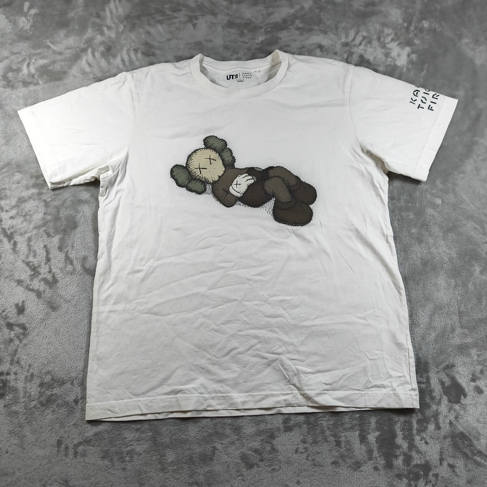 Kaws Tokyo First Shirt Mens Large White‎ Uniqlo Short Sleeve Street Art UT 🔥